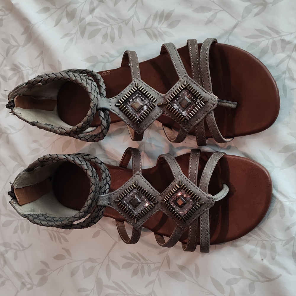 Kohls sandals, tan, size 8  1/2.  Between the toe. Zip back.